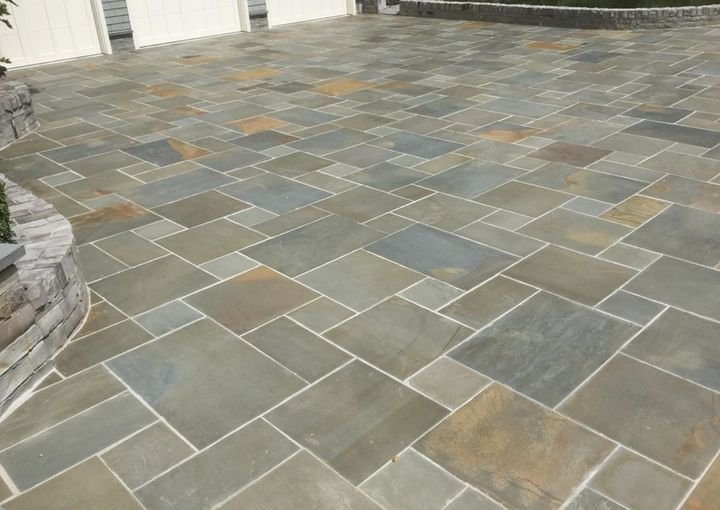 Flagstone patio: Natural stone with a curved wall