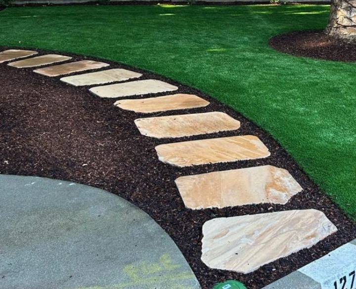 Flagstone stepping path through turf by DG Landscape Design